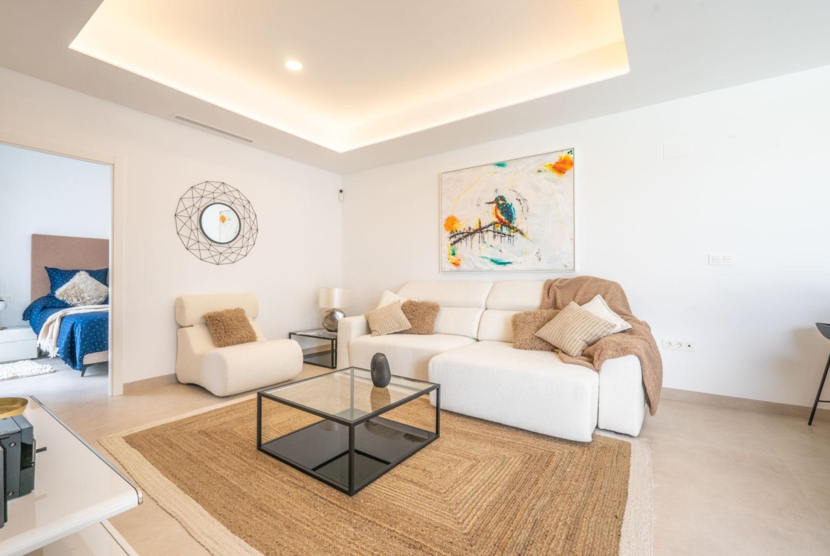 Bright, modern living room with elegant seating and artwork in Mediterranean single-storey villa in Roldán, Torre-Pacheco.