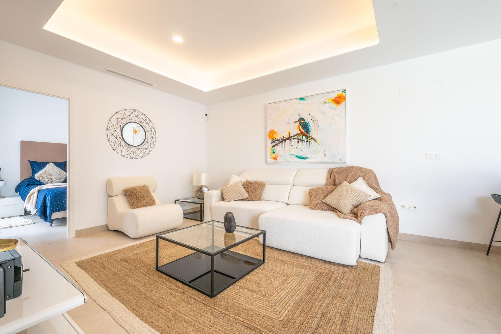 Bright, modern living room with elegant seating and artwork in Mediterranean single-storey villa in Roldán, Torre-Pacheco.