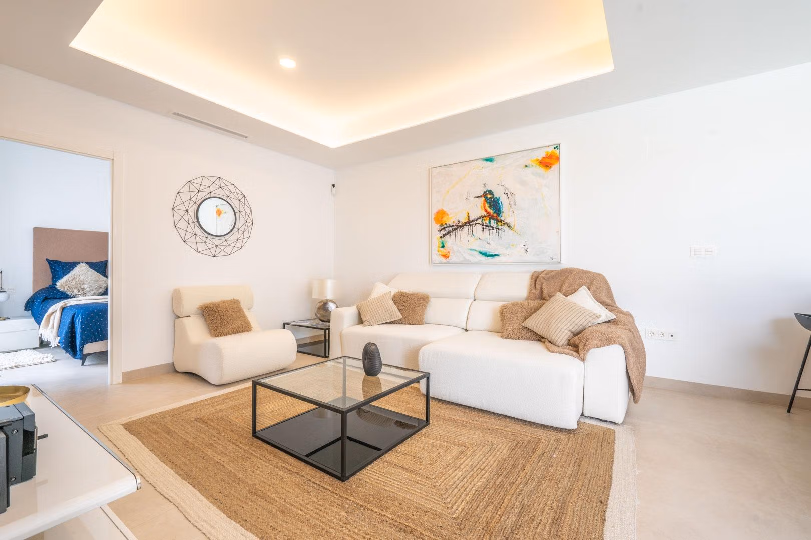 Bright, modern living room with elegant seating and artwork in Mediterranean single-storey villa in Roldán, Torre-Pacheco.
