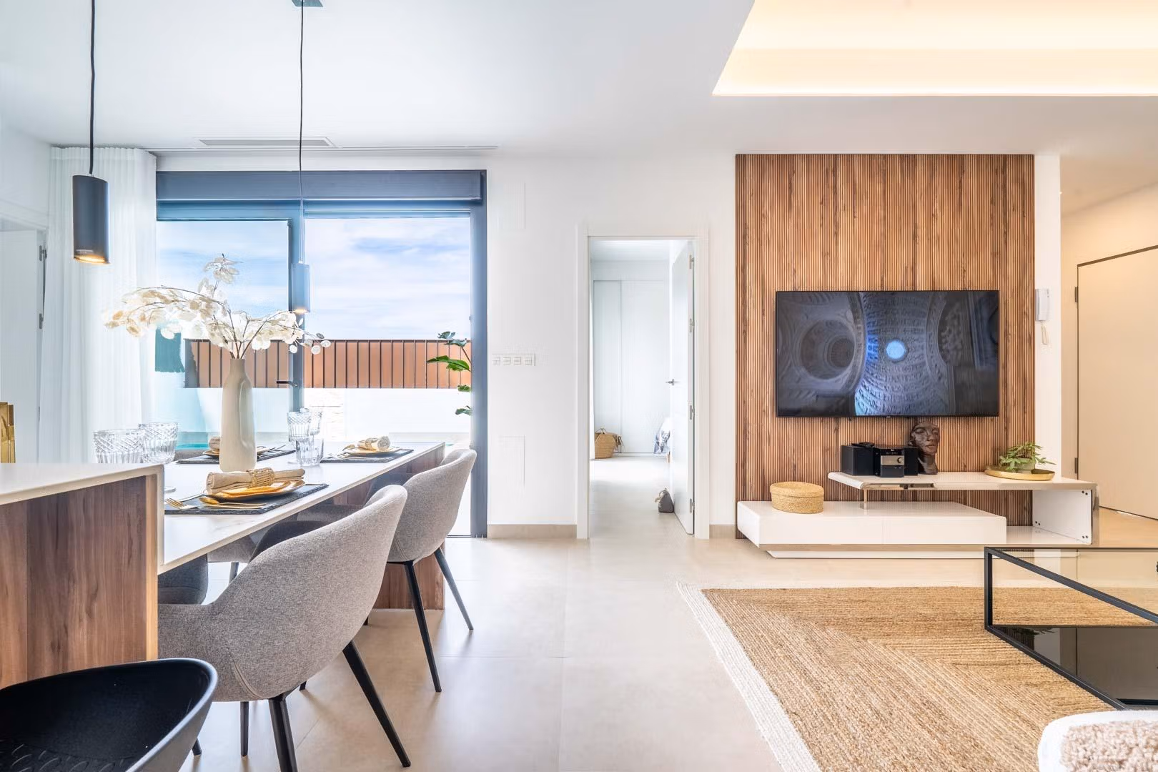 Bright open-plan living and dining area with modern finishes in Mediterranean new build single-storey villa, Roldán, Torre-Pacheco.