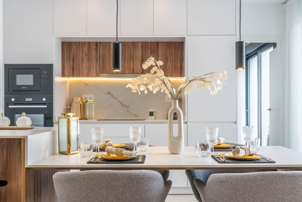 Bright, modern kitchen and dining area in Mediterranean new build single-storey villa with elegant wood accents in Roldán, Torre-Pacheco