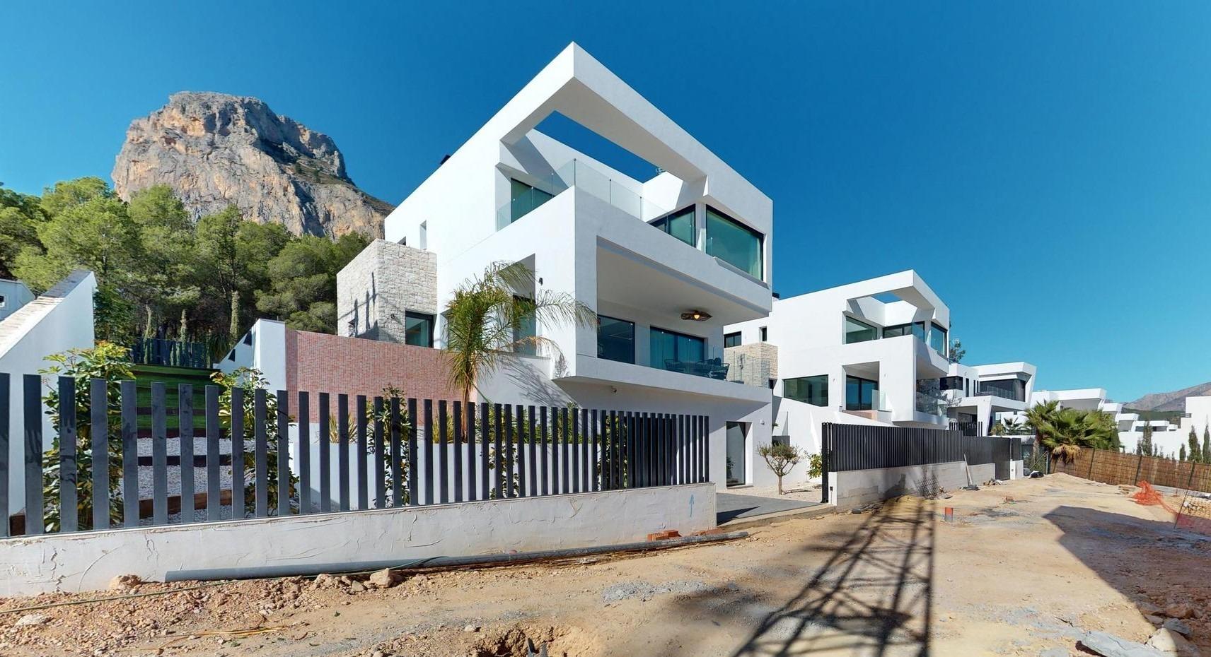Luxury Key-Ready 3 Bedroom Villa with Private Pool and Panoramic Sea Views for Sale in Polop