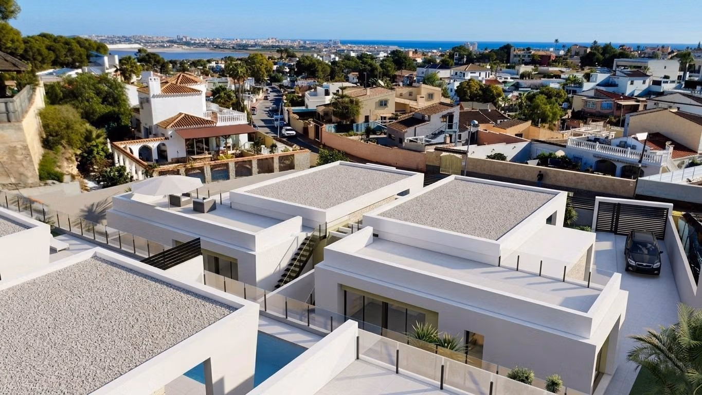 New-Build-One-Story-Villas-with-Private-Pool-in-Torrevieja-1 Modern single-storey villa with private pool and sun-drenched terraces in Los Balcones, Torrevieja, overlooking the sea and town.