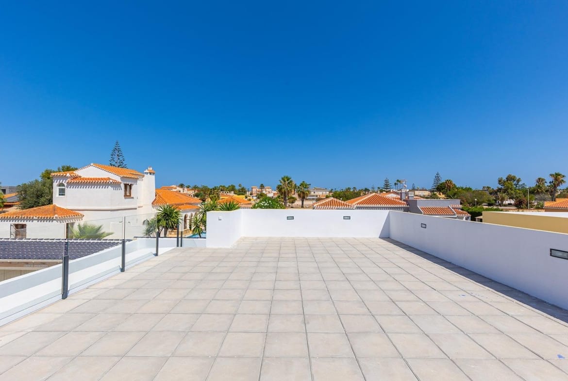 Spacious sun-drenched rooftop terrace with panoramic views at new single-storey villa in Los Balcones, Torrevieja