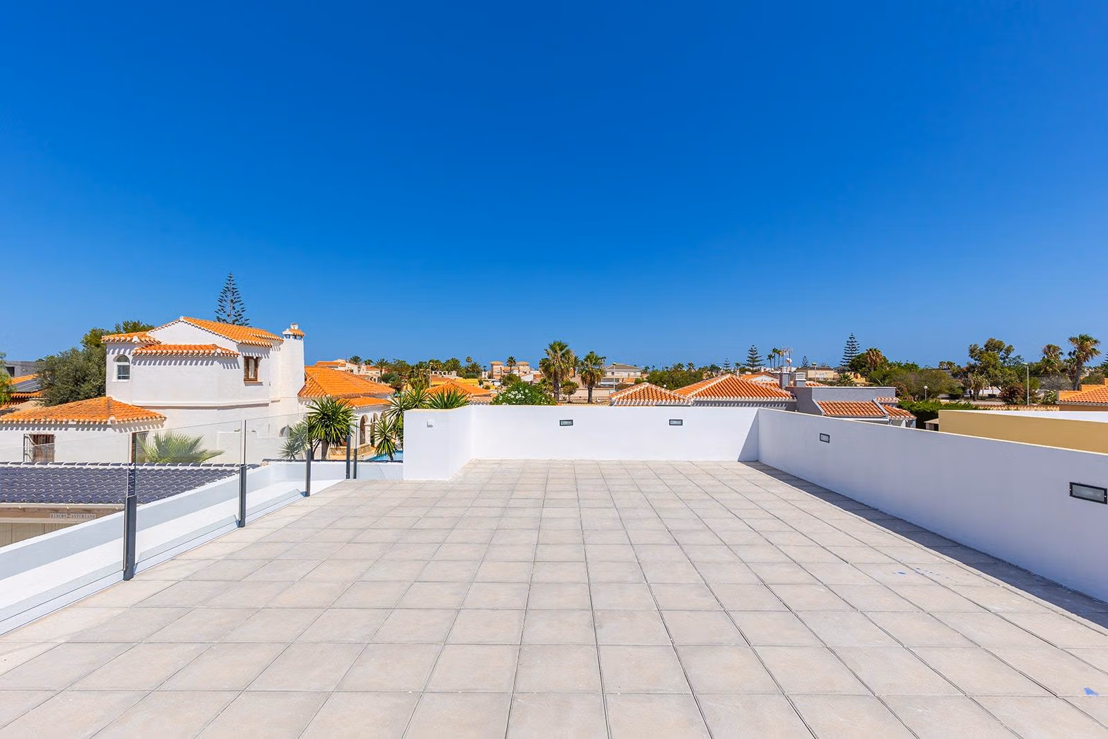 New-Build-One-Story-Villas-with-Private-Pool-in-Torrevieja-11 Spacious sun-drenched rooftop terrace with panoramic views at new single-storey villa in Los Balcones, Torrevieja