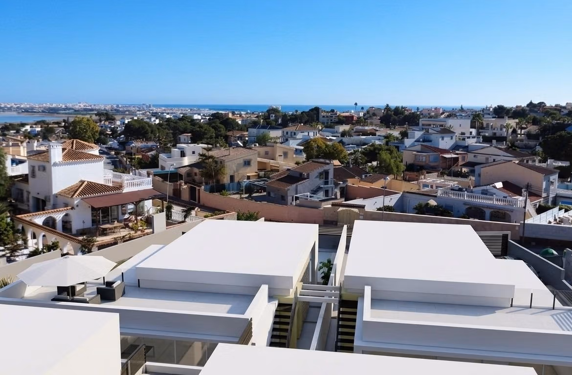 Modern single-storey villa with sun-drenched terrace and private pool overlooking lush Los Balcones, Torrevieja neighborhood and sea.