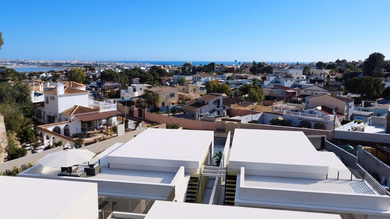 New-Build-One-Story-Villas-with-Private-Pool-in-Torrevieja-12 Modern single-storey villa with sun-drenched terrace and private pool overlooking lush Los Balcones, Torrevieja neighborhood and sea.