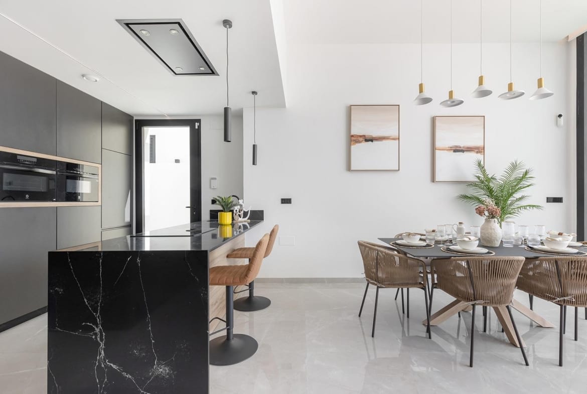 Modern open-plan kitchen and elegant dining area with sleek finishes in a key-ready single-storey villa in Los Balcones, Torrevieja