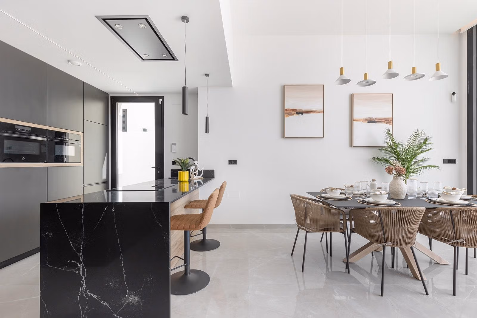 New-Build-One-Story-Villas-with-Private-Pool-in-Torrevieja-28 Modern open-plan kitchen and elegant dining area with sleek finishes in a key-ready single-storey villa in Los Balcones, Torrevieja