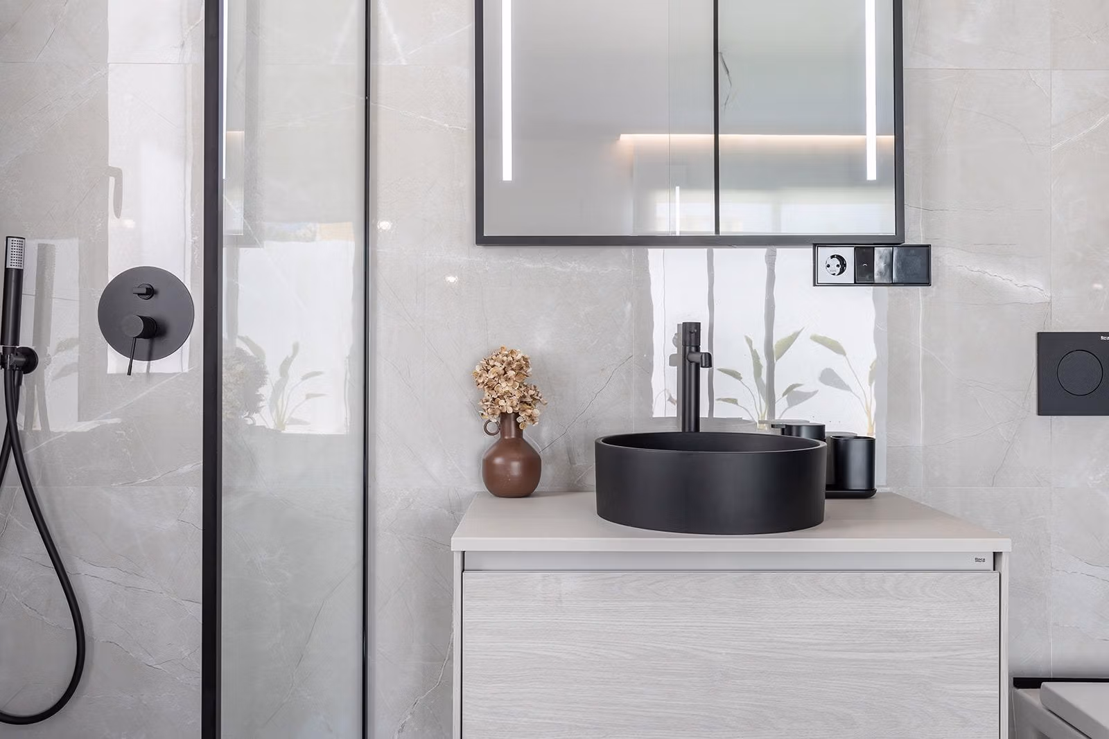 New-Build-One-Story-Villas-with-Private-Pool-in-Torrevieja-34 Modern, elegant bathroom with sleek black basin and walk-in shower in key-ready villa in Los Balcones, Torrevieja