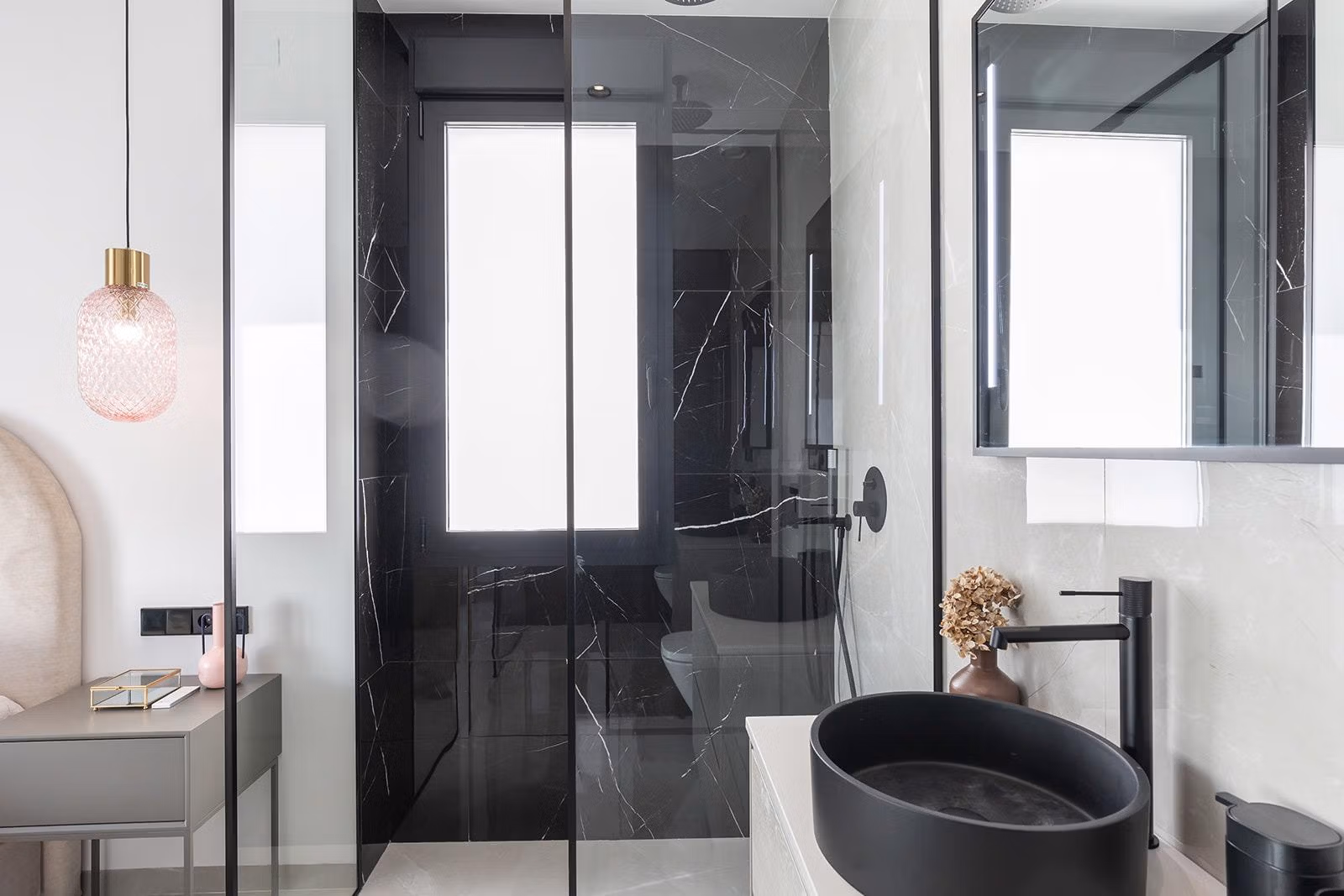 New-Build-One-Story-Villas-with-Private-Pool-in-Torrevieja-35 Modern elegant bathroom with black marble shower and sleek fixtures in key-ready single-storey villa in Los Balcones, Torrevieja