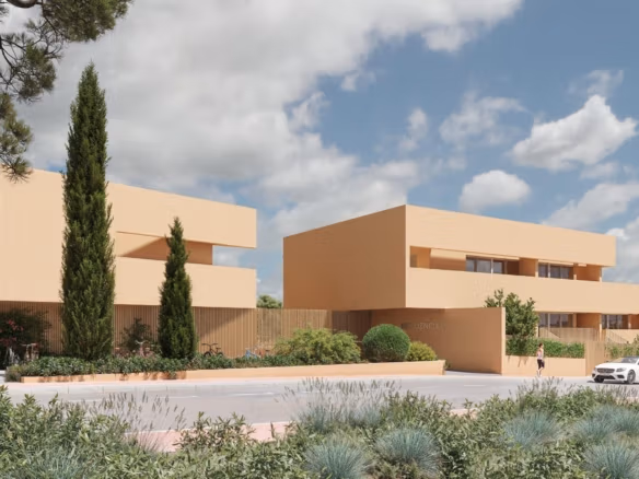 Moderne, lichtdurchflutete Erdgeschosswohnung mit drei Schlafzimmern, Garten und eleganter beigefarbener Fassade in Los Balcones, Torrevieja.