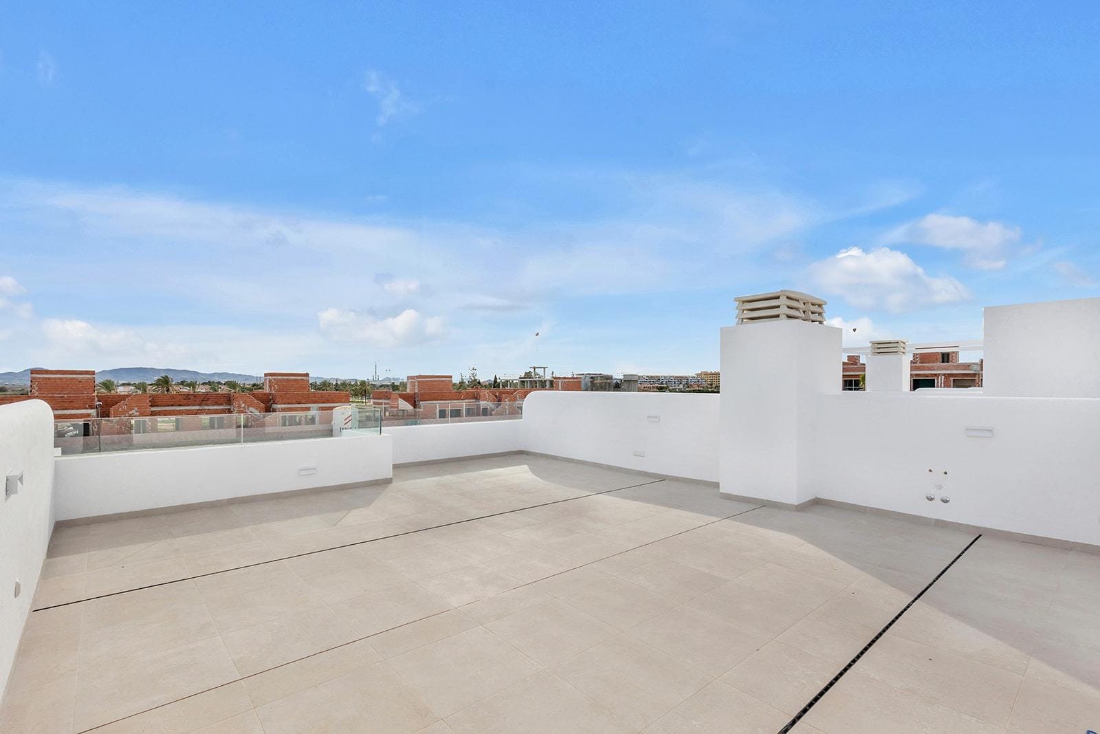 Impresionante ático de obra nueva con 2 dormitorios y solárium en venta en Los Alcázares