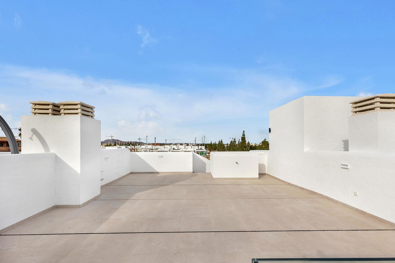 Impresionante ático de obra nueva con 2 dormitorios y solárium en venta en Los Alcázares