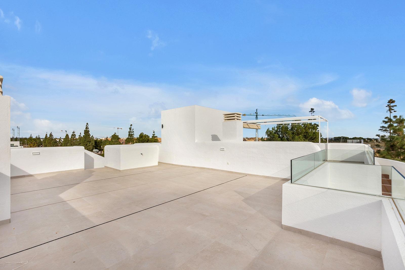 New-Build-Residential-Complex-Near-Serena-Golf-and-the-Mar-Menor-in-Los-Alcazares-17 Imponujący nowy bungalow na piętrze z 3 sypialniami i solarium na sprzedaż w Los Alcázares