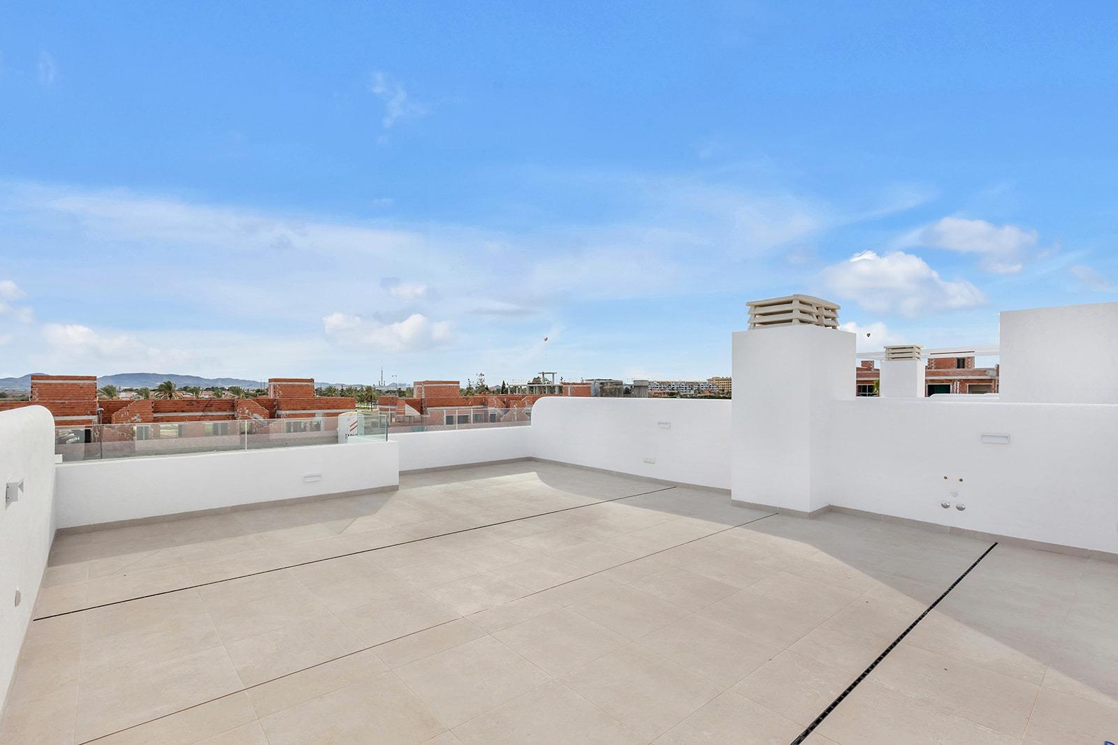New-Build-Residential-Complex-Near-Serena-Golf-and-the-Mar-Menor-in-Los-Alcazares-18 Imponujący nowy bungalow na piętrze z 3 sypialniami i solarium na sprzedaż w Los Alcázares
