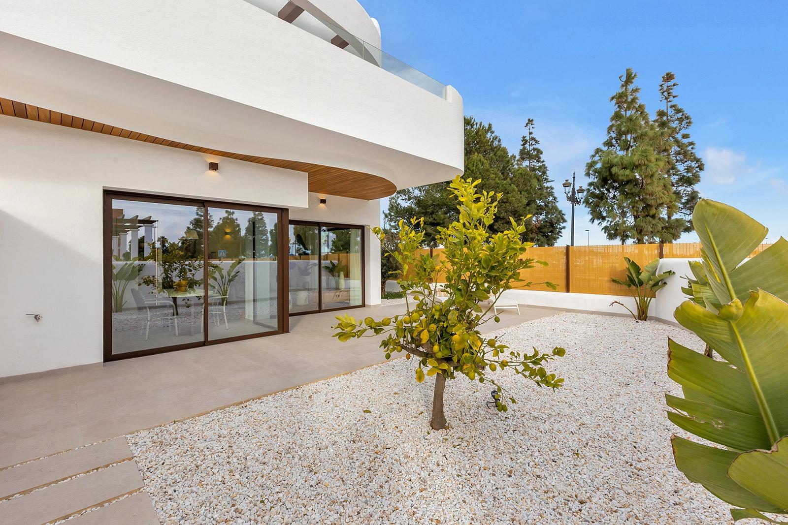 Amplio apartamento de obra nueva en planta baja con 3 dormitorios y jardín en Los Alcázares