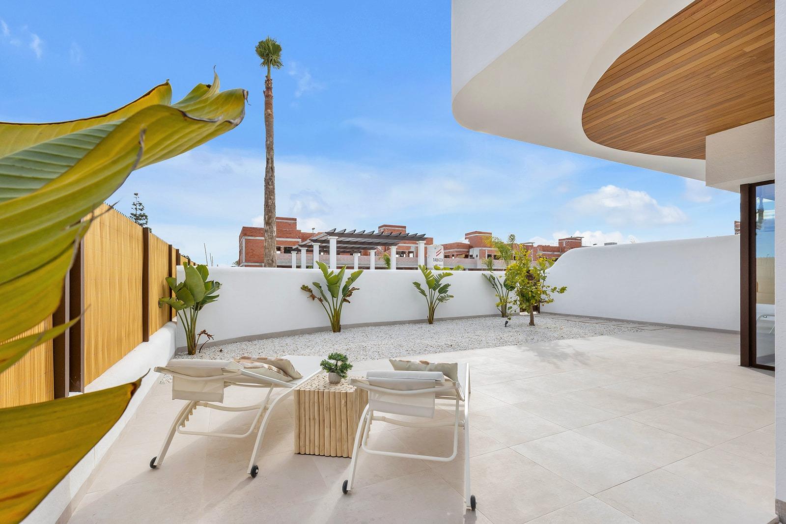 Amplio apartamento de obra nueva en planta baja con 3 dormitorios y jardín en Los Alcázares