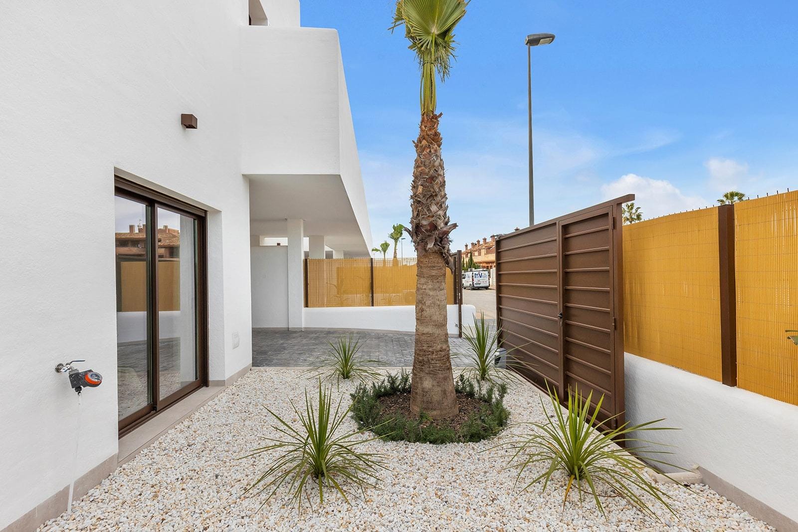 Amplio apartamento de obra nueva en planta baja con 3 dormitorios y jardín en Los Alcázares