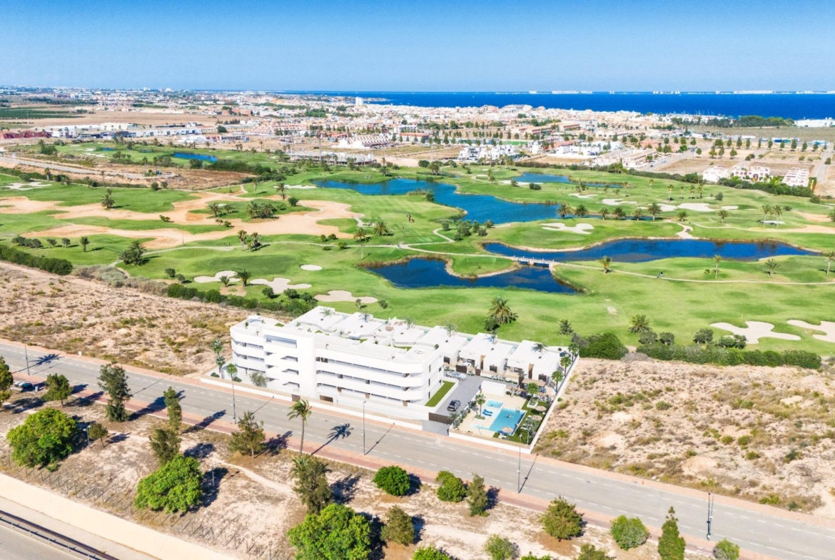 Spacious first floor 2-bedroom apartment with sun-drenched terrace overlooking Serena Golf course in Los Alcazares