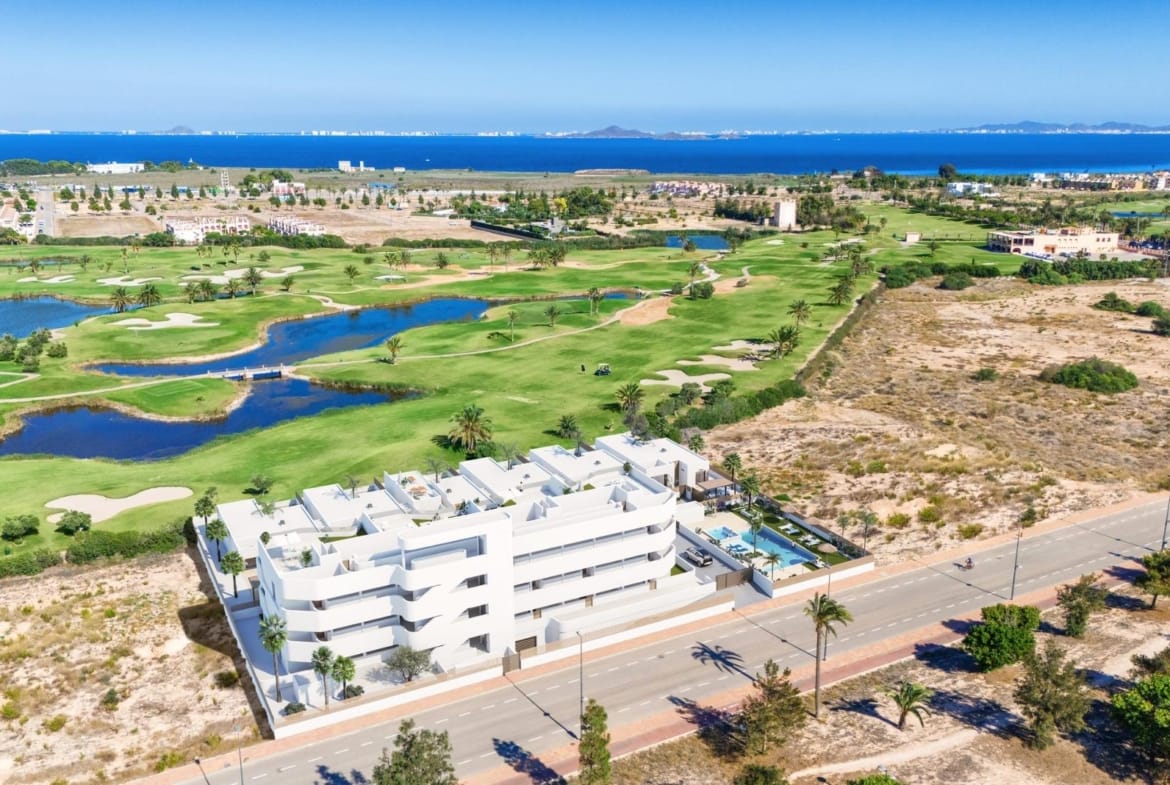 Stunning modern new build 2-bedroom ground floor apartment with garden, overlooking lush Serena Golf in Los Alcazares.