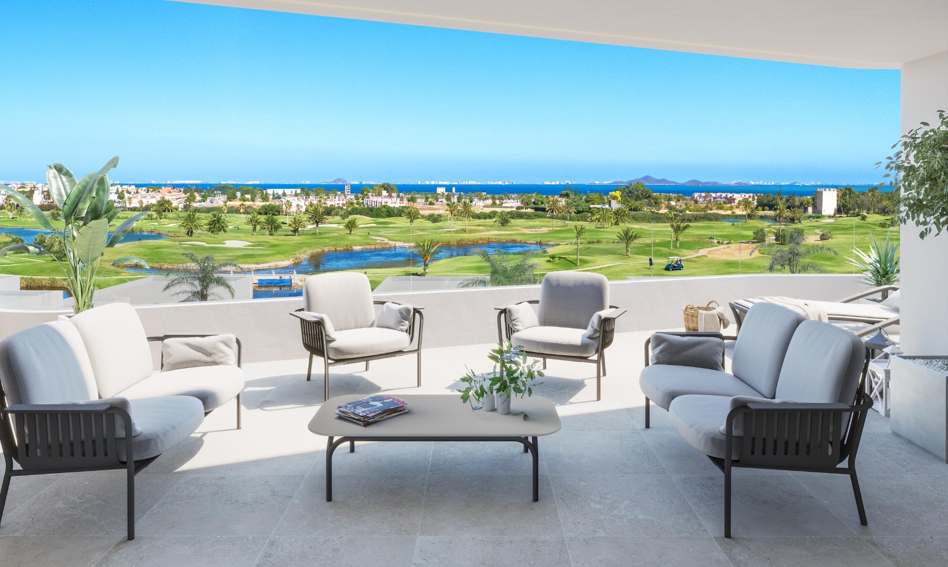 Terraza soleada con elegante zona exterior y vistas al campo de golf y al mar en un apartamento de 2 dormitorios en Serena Golf, Los Alcázares.