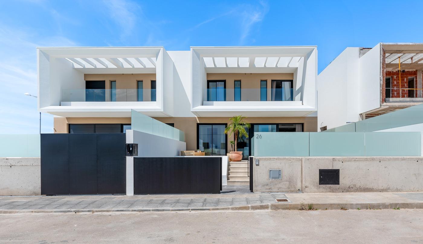 Modern spacious 3-bedroom semi-detached villa with sleek balconies and private entrance in sunny Dolores, Alicante.
