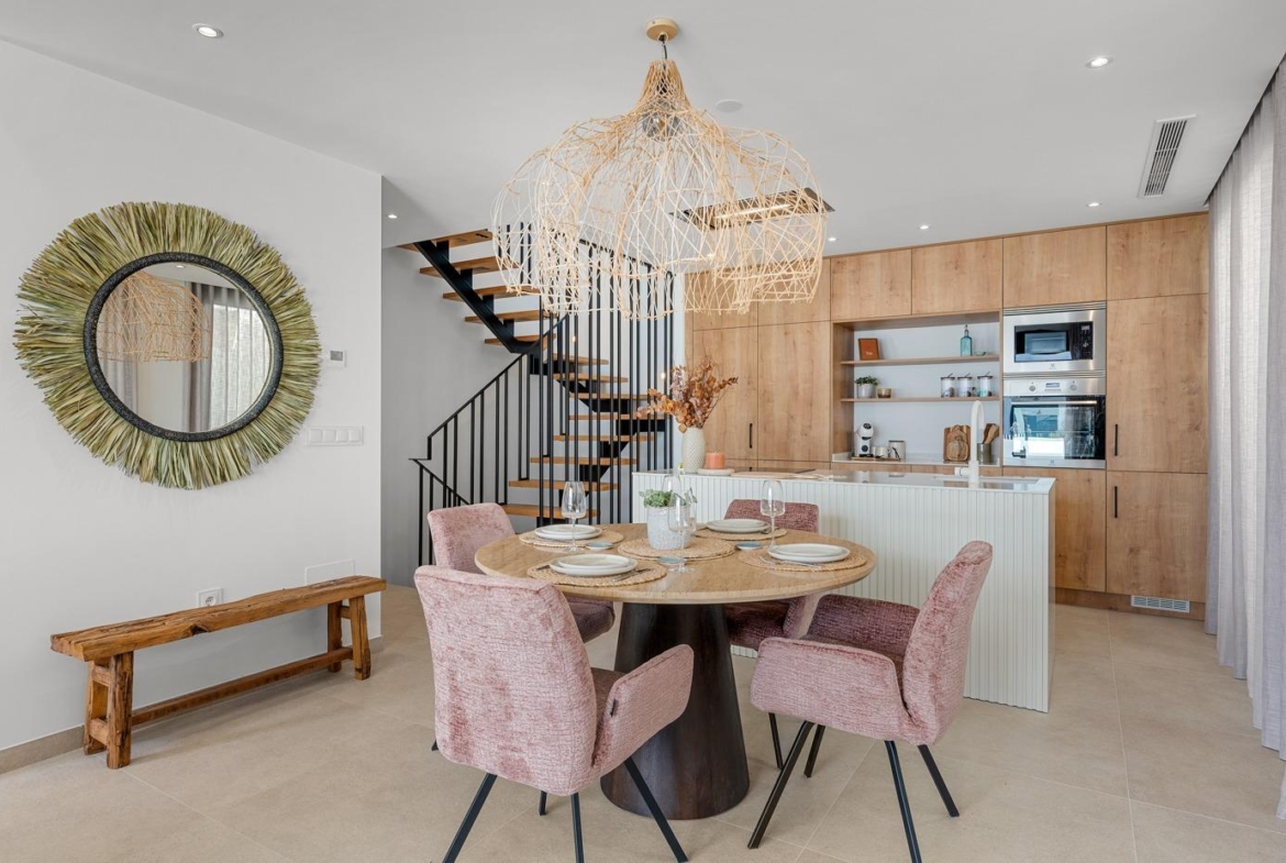 Bright open-plan dining area with modern kitchen and stylish furnishings in spacious 3-bedroom semi-detached villa in Dolores, Alicante