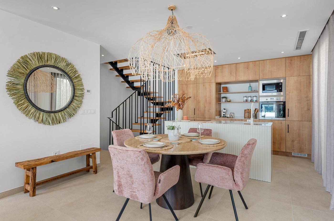Bright open-plan dining area with modern kitchen and stylish furnishings in spacious 3-bedroom semi-detached villa in Dolores, Alicante
