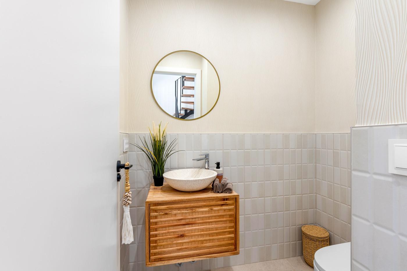 Modern, elegant bathroom with textured walls and wood vanity in spacious 3-bedroom semi-detached villa in Dolores, Alicante.