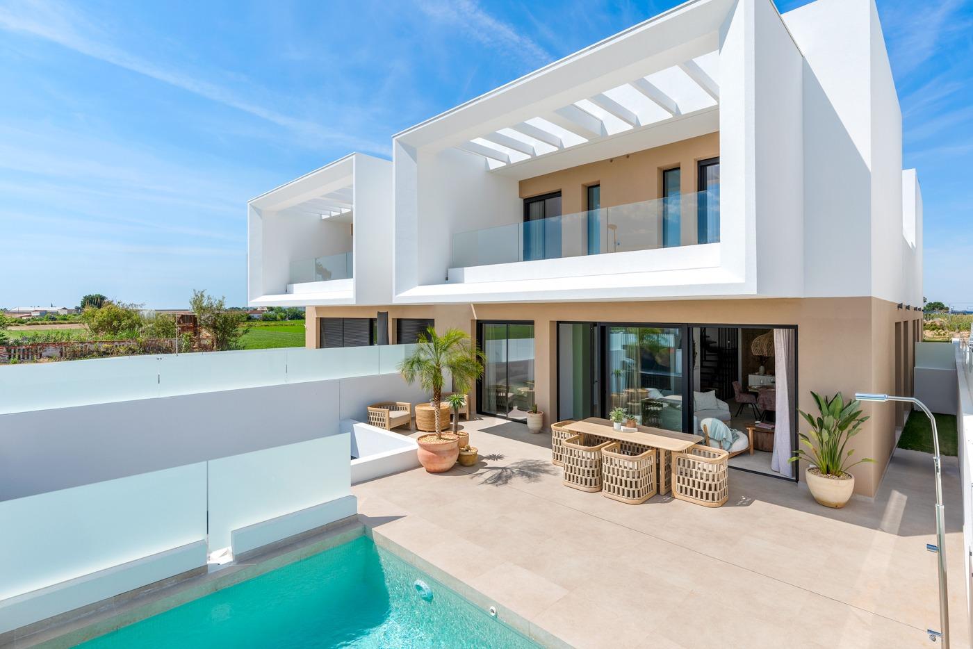 Modern spacious 3-bedroom semi-detached villa in Dolores, Alicante with a private pool and sun-drenched outdoor terrace.