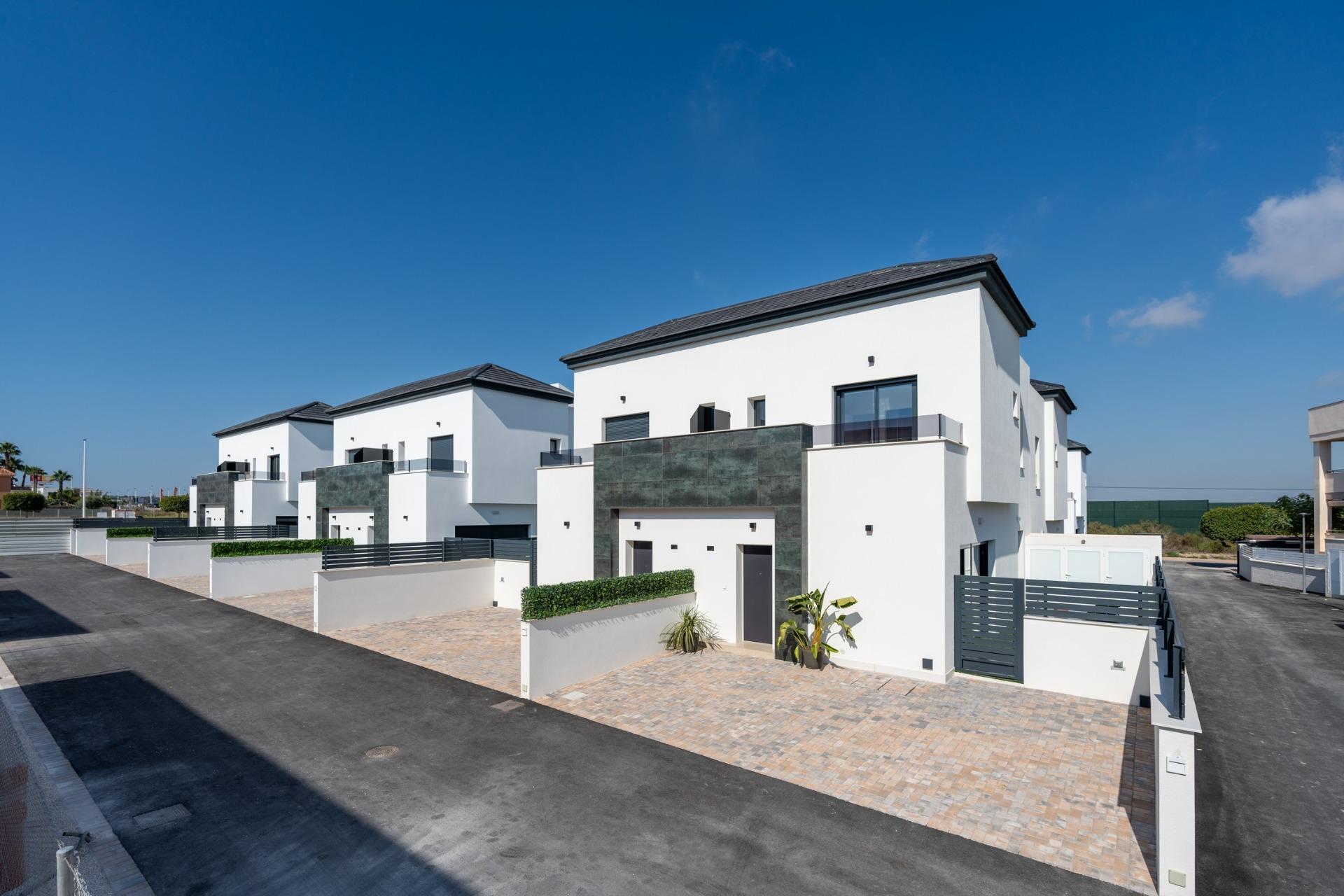 Modern New Build 3 Bedroom Quad Villa with Private Garden for Sale in Gran Alacant – 3 km from Carabassí Beach
