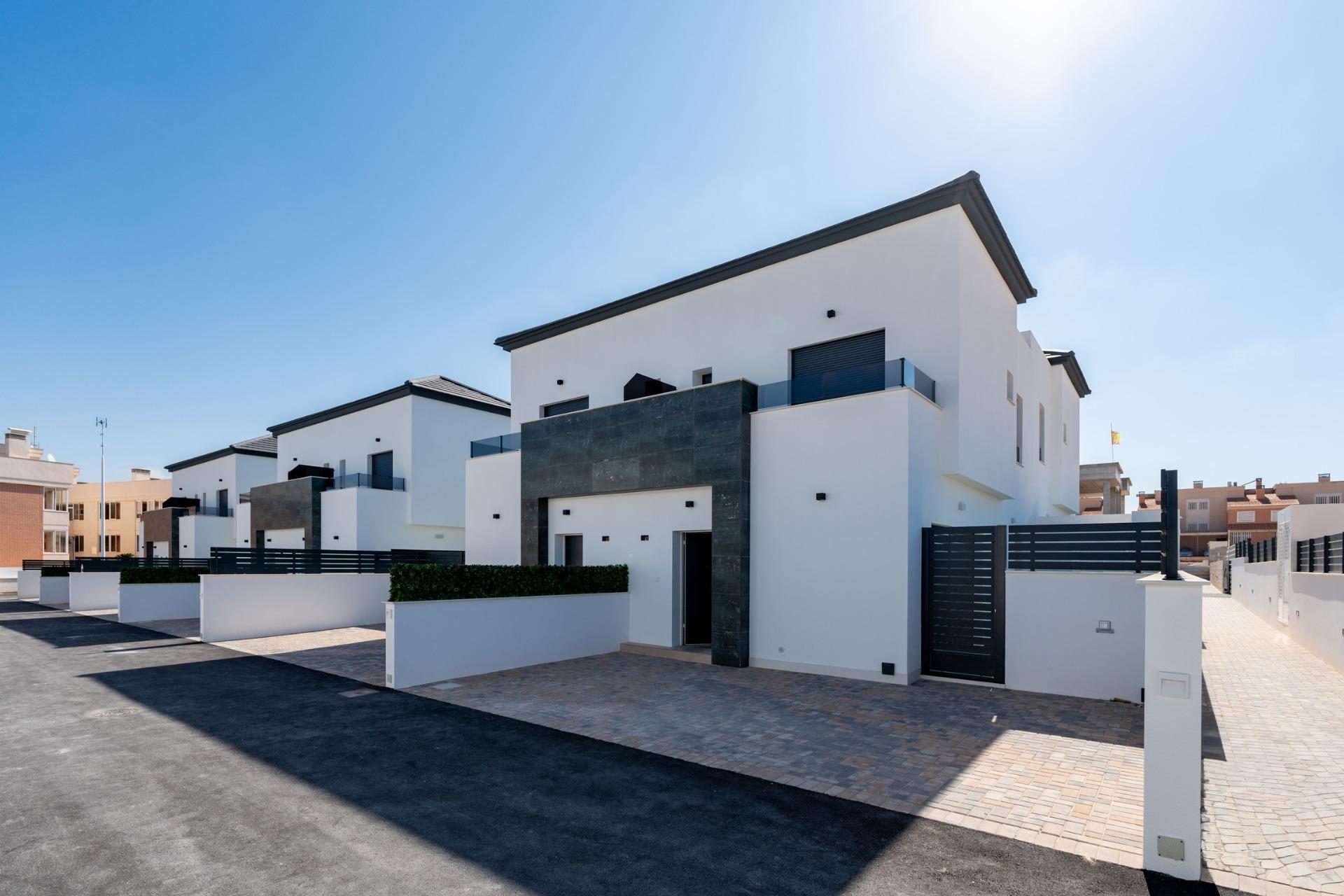 Modern New Build 3 Bedroom Quad Villa with Private Garden for Sale in Gran Alacant – 3 km from Carabassí Beach