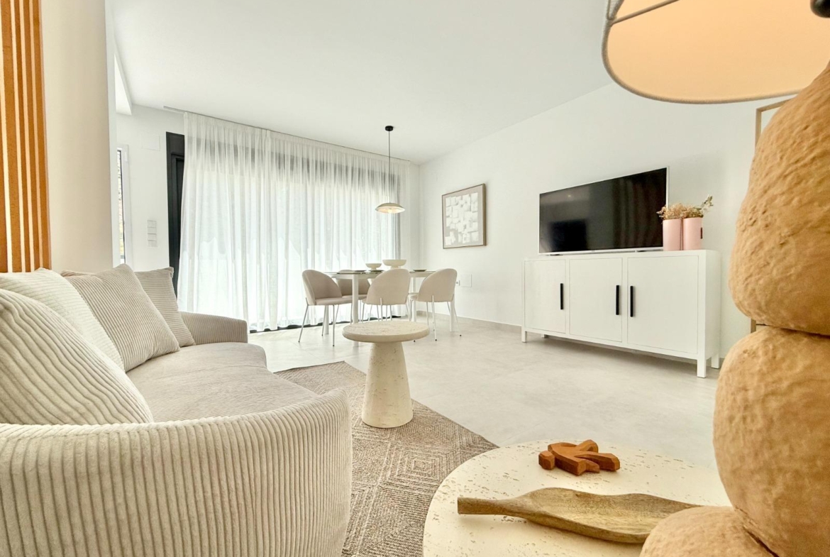 Bright and spacious living room with modern furnishings in a 3-bedroom townhouse in Cox, Alicante.