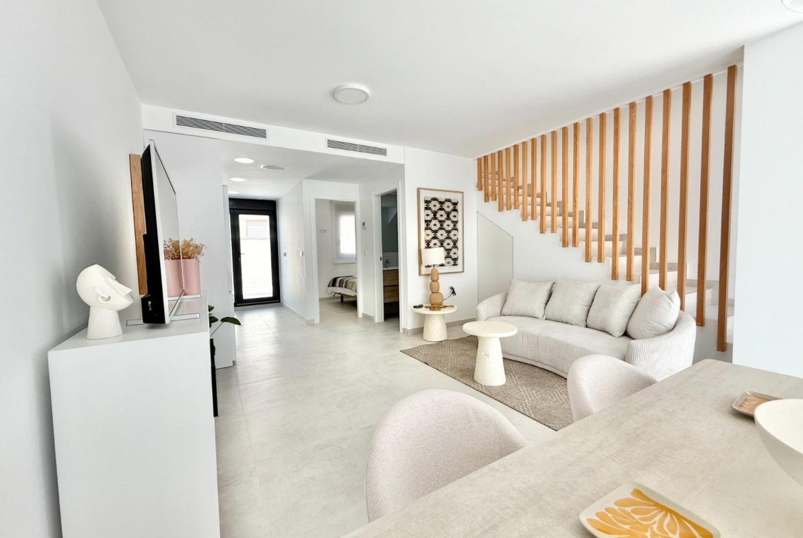 Bright modern living room with elegant decor in a spacious 3-bedroom townhouse in Cox, Alicante.
