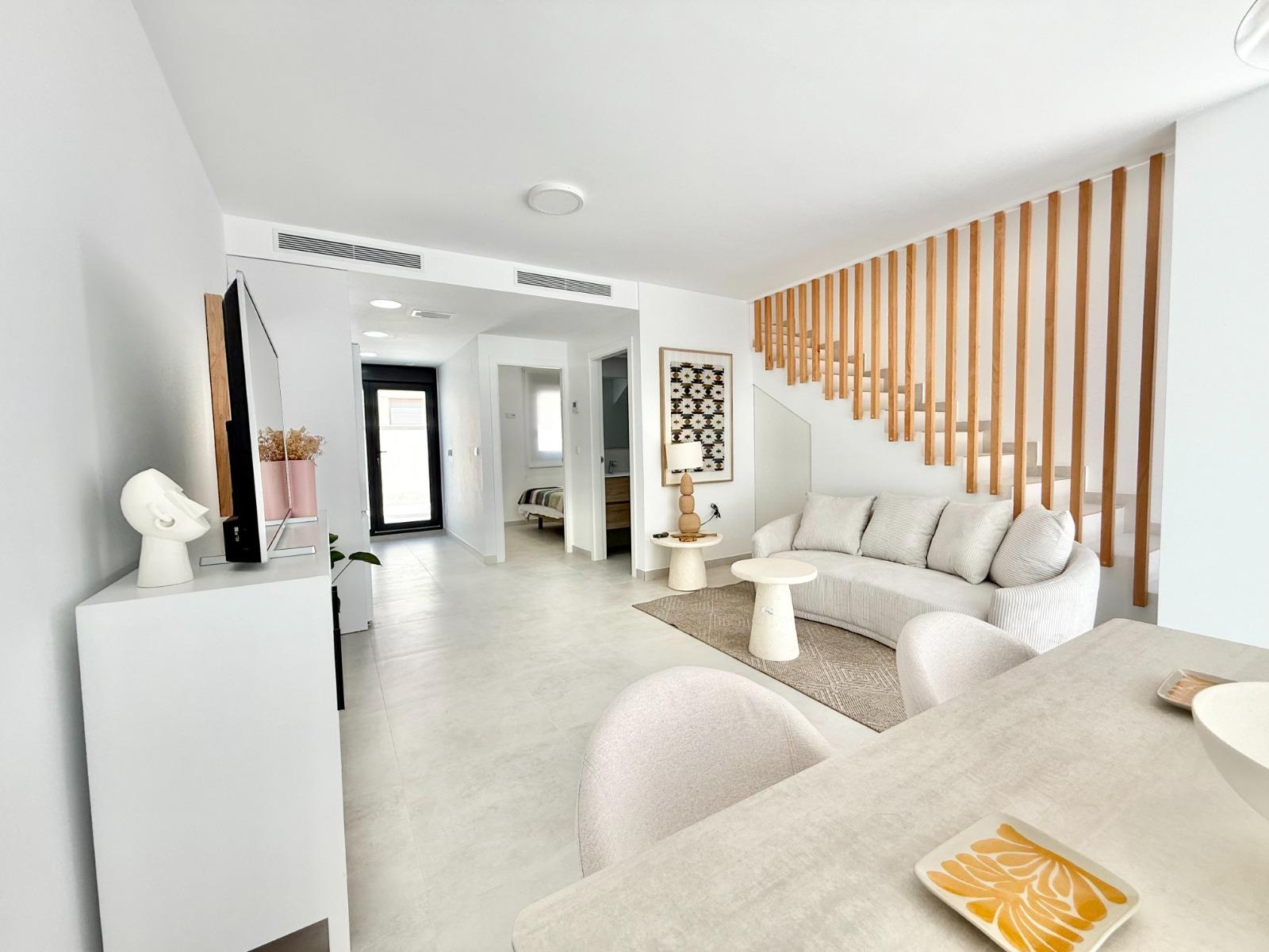 Bright modern living room with elegant decor in a spacious 3-bedroom townhouse in Cox, Alicante.