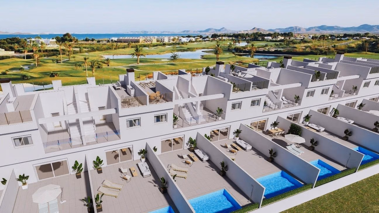 New-Build-Townhouses-on-the-Frontline-of-La-Serena-Golf-in-Los-Alcazares-2 Affordable Новостроящ се 3 спални таунхаус с частен басейн on Frontline La Serena Golf за продажба в Los Alcázares