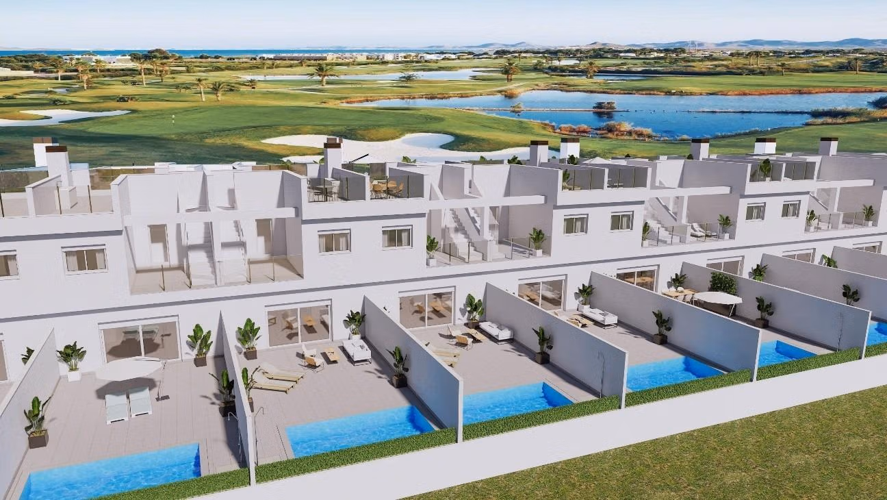 New-Build-Townhouses-on-the-Frontline-of-La-Serena-Golf-in-Los-Alcazares-21 Affordable Новостроящ се 3 спални таунхаус с частен басейн on Frontline La Serena Golf за продажба в Los Alcázares