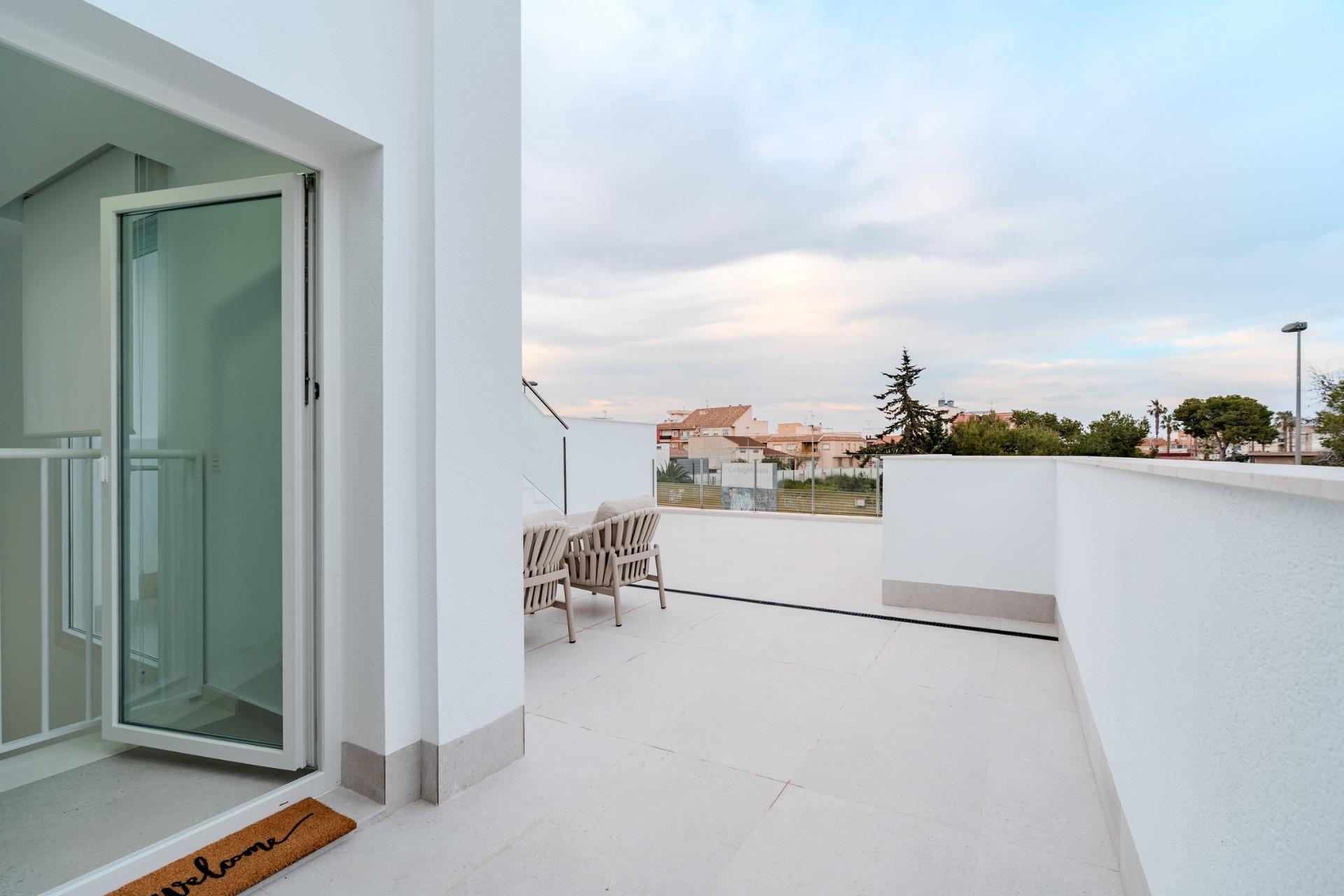 Spacious New Build 3 Bedroom Villa with Closed Garage for Sale in Los Alcázares