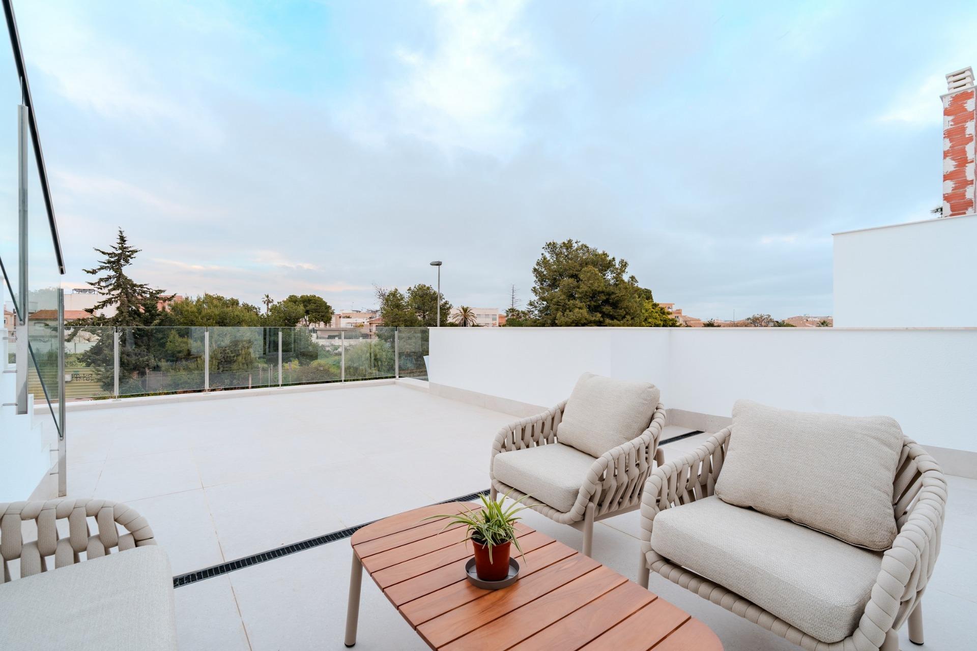 Spacious New Build 3 Bedroom Villa with Closed Garage for Sale in Los Alcázares