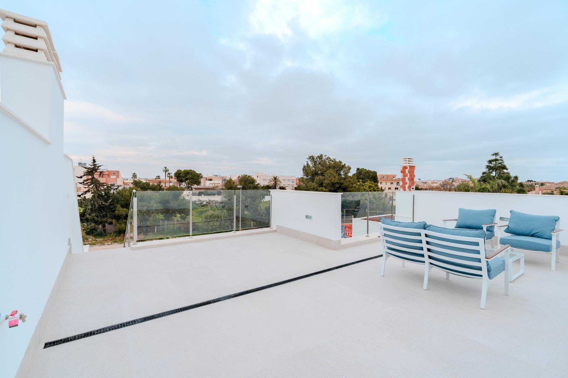 Spacious New Build 3 Bedroom Villa with Closed Garage for Sale in Los Alcázares
