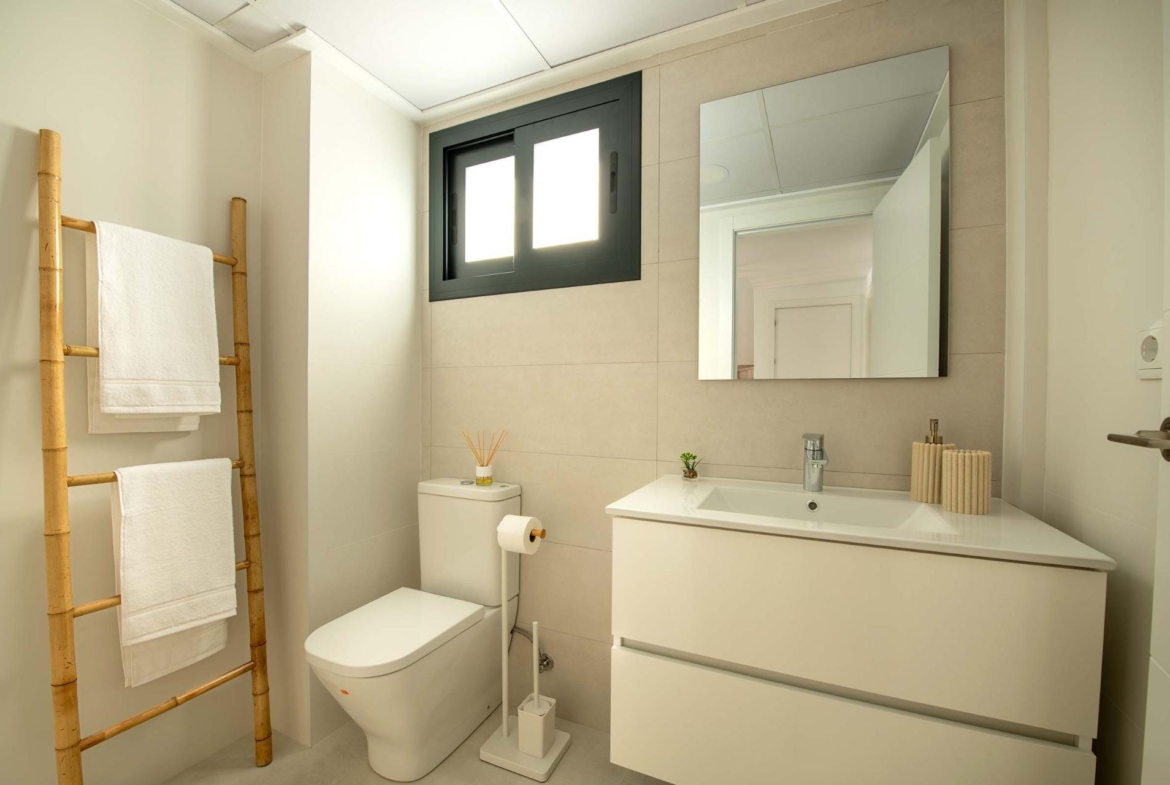 Bright modern bathroom with sleek fixtures and natural light in a 3-bedroom townhouse in Cox, Alicante.