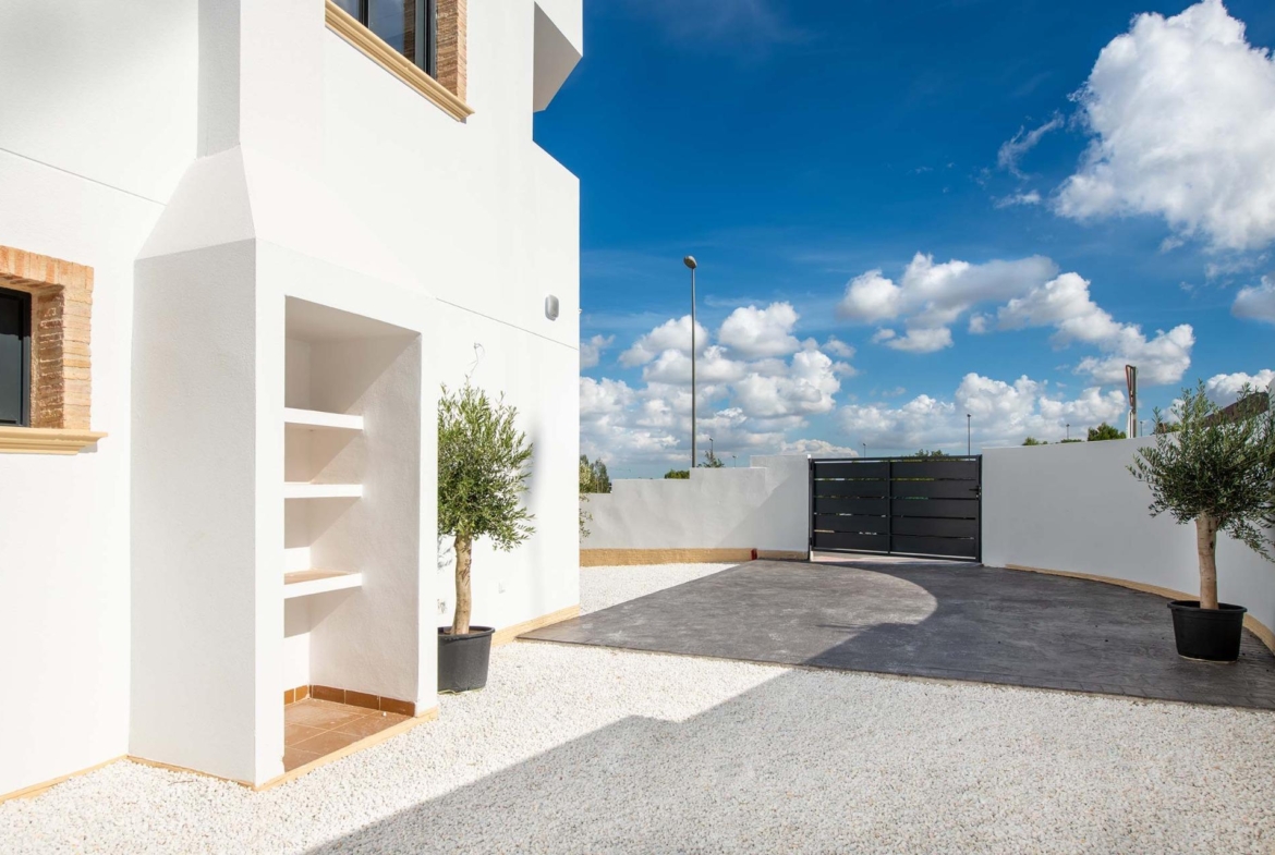 Bright spacious exterior courtyard of a modern 3 bedroom ground floor bungalow in Cox, Alicante with clear blue skies.