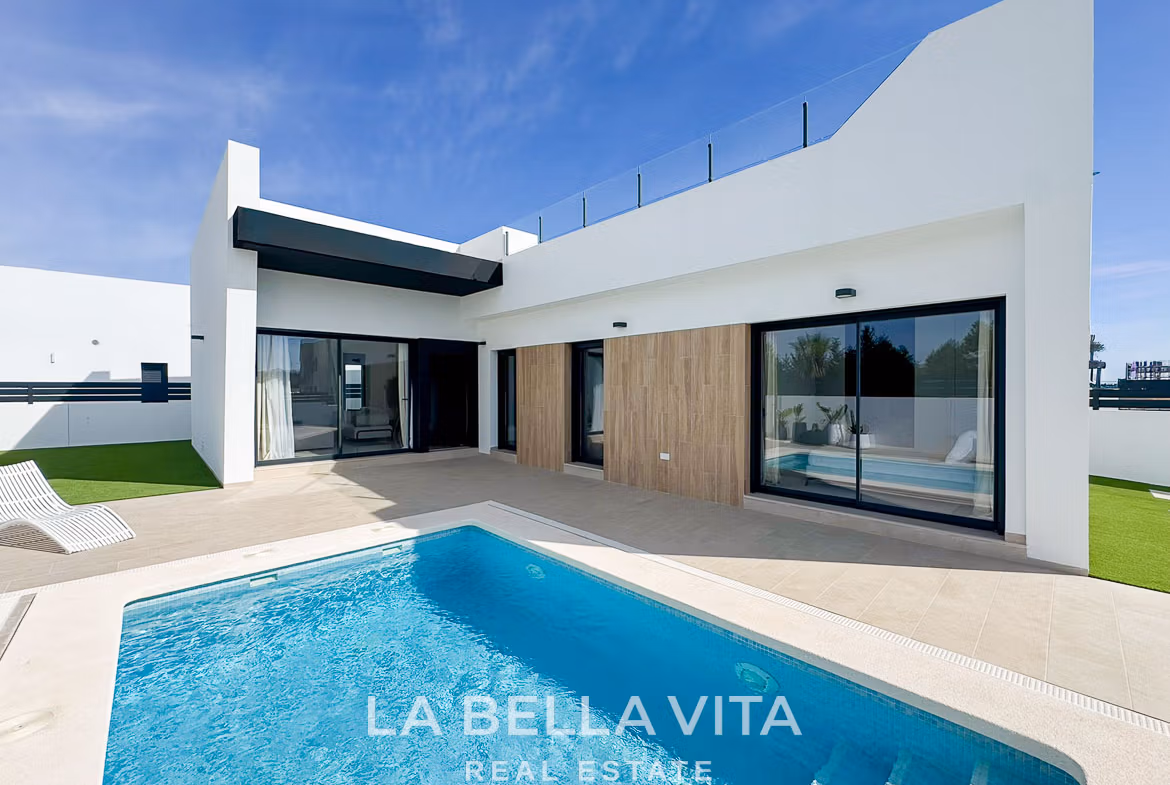 Moderna villa de 3 dormitorios en San Miguel de Salinas con elegante piscina privada y terraza soleada de diseño minimalista
