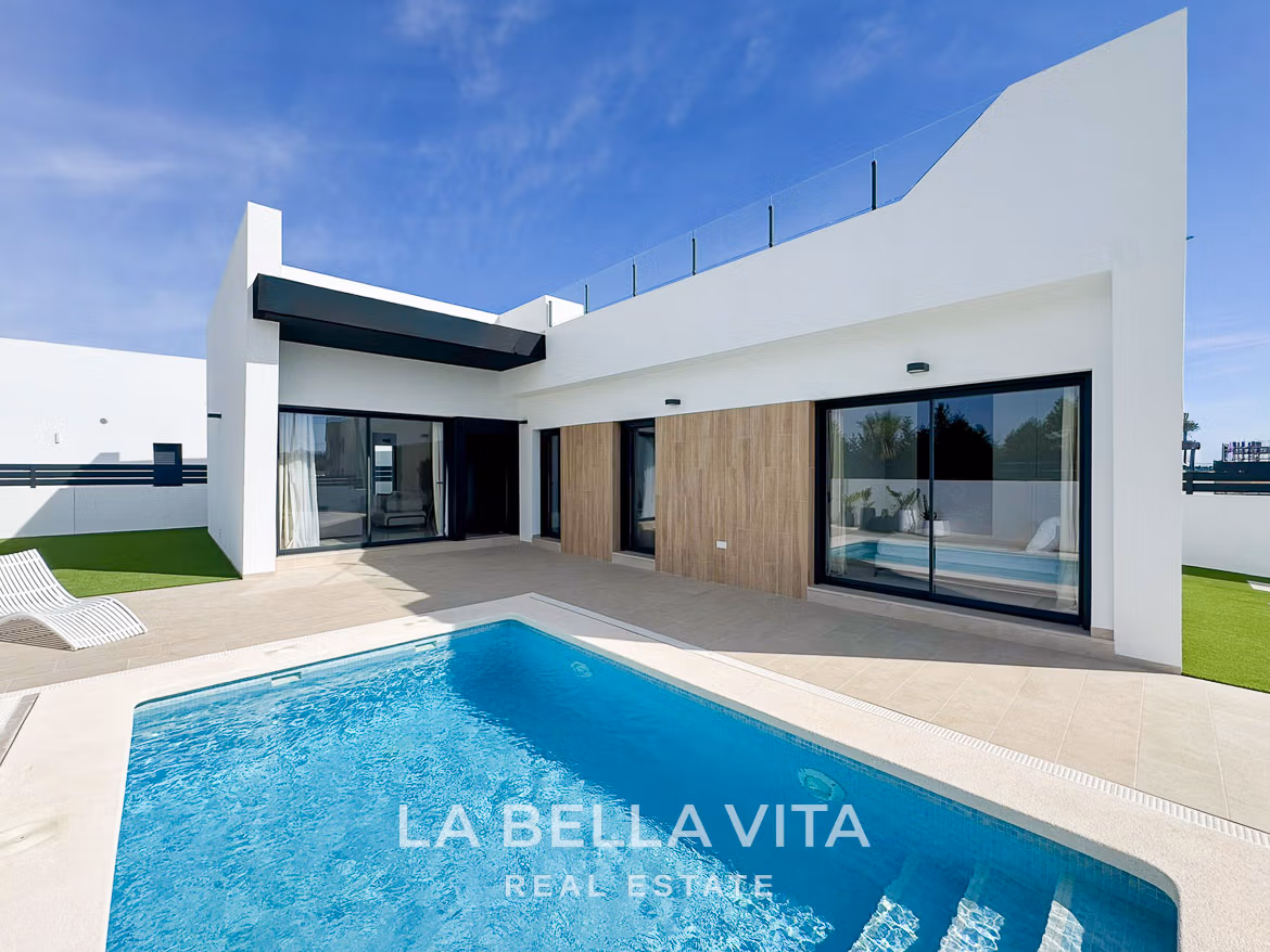 Moderna villa de 3 dormitorios en San Miguel de Salinas con elegante piscina privada y terraza soleada de diseño minimalista