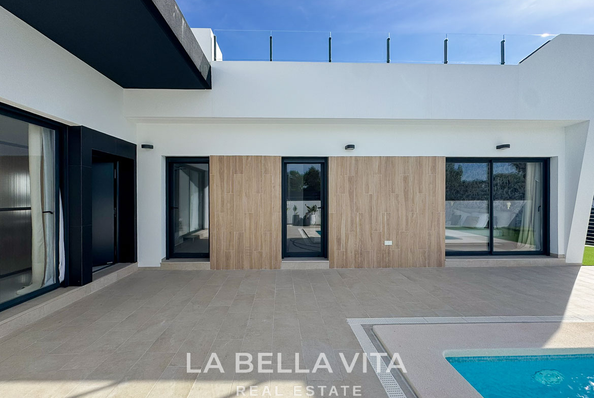 Modern 3-bedroom villa in San Miguel de Salinas with a sleek private pool and sunlit terrace in a minimalist design.