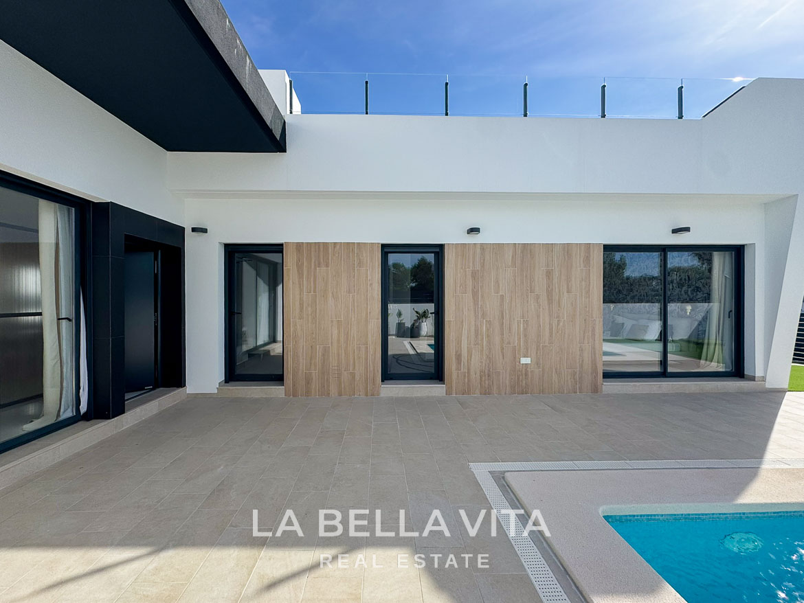Modern 3-bedroom villa in San Miguel de Salinas with a sleek private pool and sunlit terrace in a minimalist design.