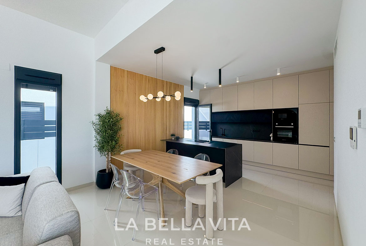 Bright modern open-plan kitchen and dining area in a new 3-bedroom villa in San Miguel de Salinas