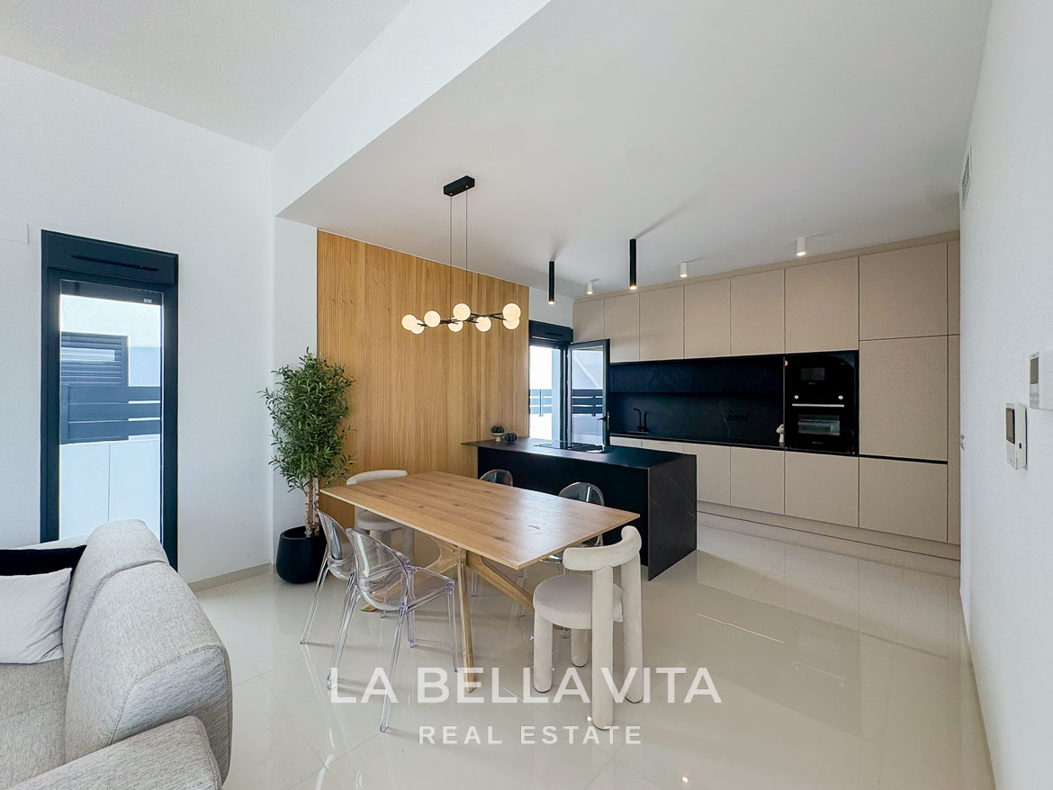 Bright modern open-plan kitchen and dining area in a new 3-bedroom villa in San Miguel de Salinas
