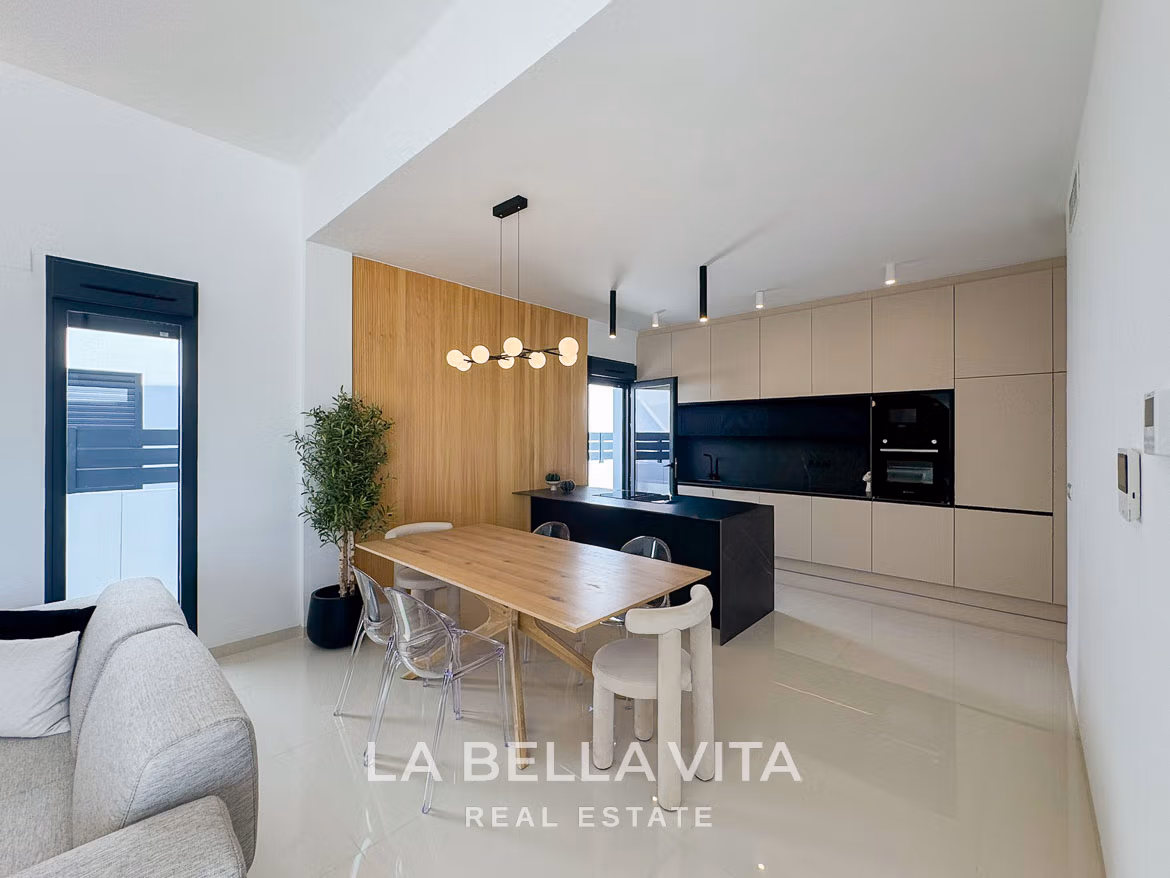 Bright modern open-plan kitchen and dining area in a new 3-bedroom villa in San Miguel de Salinas
